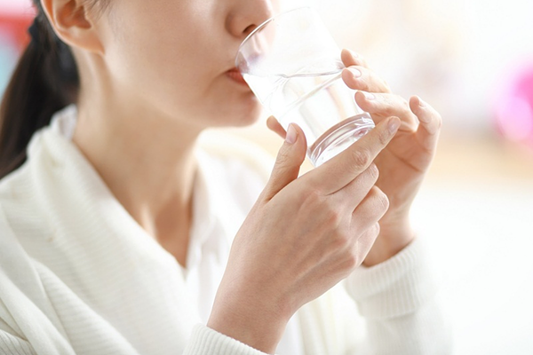 Người sốt phát ban nên uống nhiều nước