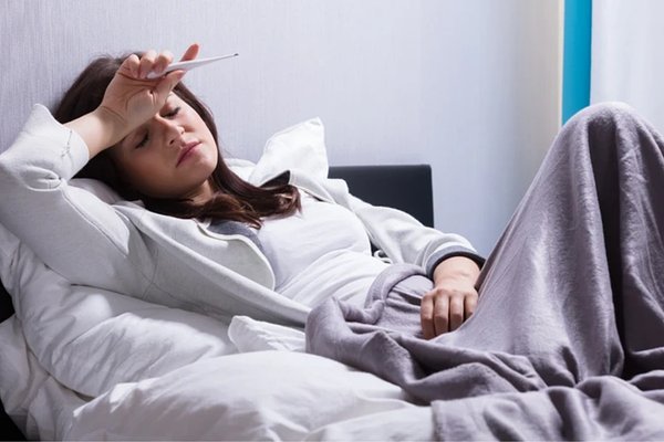 Sốt phát ban thường sốt cao đột ngột, đau đầu, ớn lạnh,...