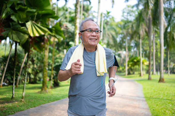 Người đàn ông châu Á cao cấp thích chạy bộ buổi sáng sảng khoái trong công viên giải trí